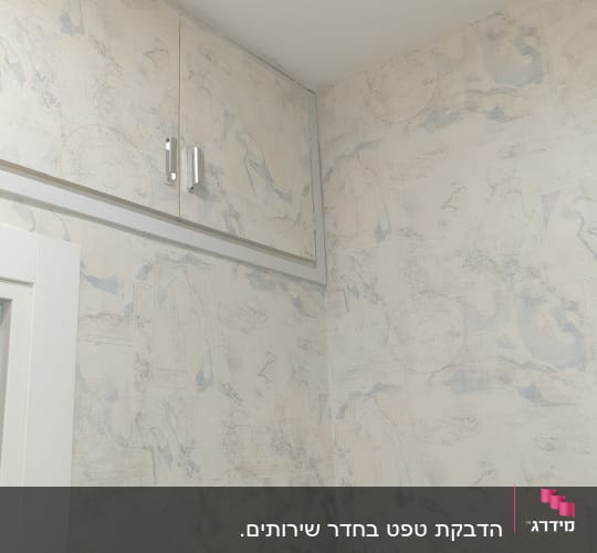 טפט עם מפות גיאוגרפיות בגווני כחול ולבן